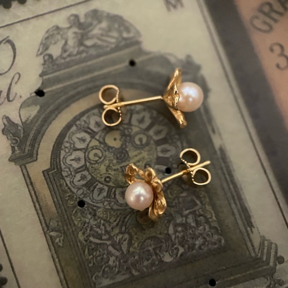 vintage 14kt solid yellow gold clover floral stud earrings with pearl center - Picture 2 of 7